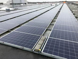Energiedak plat dak met pv panelen