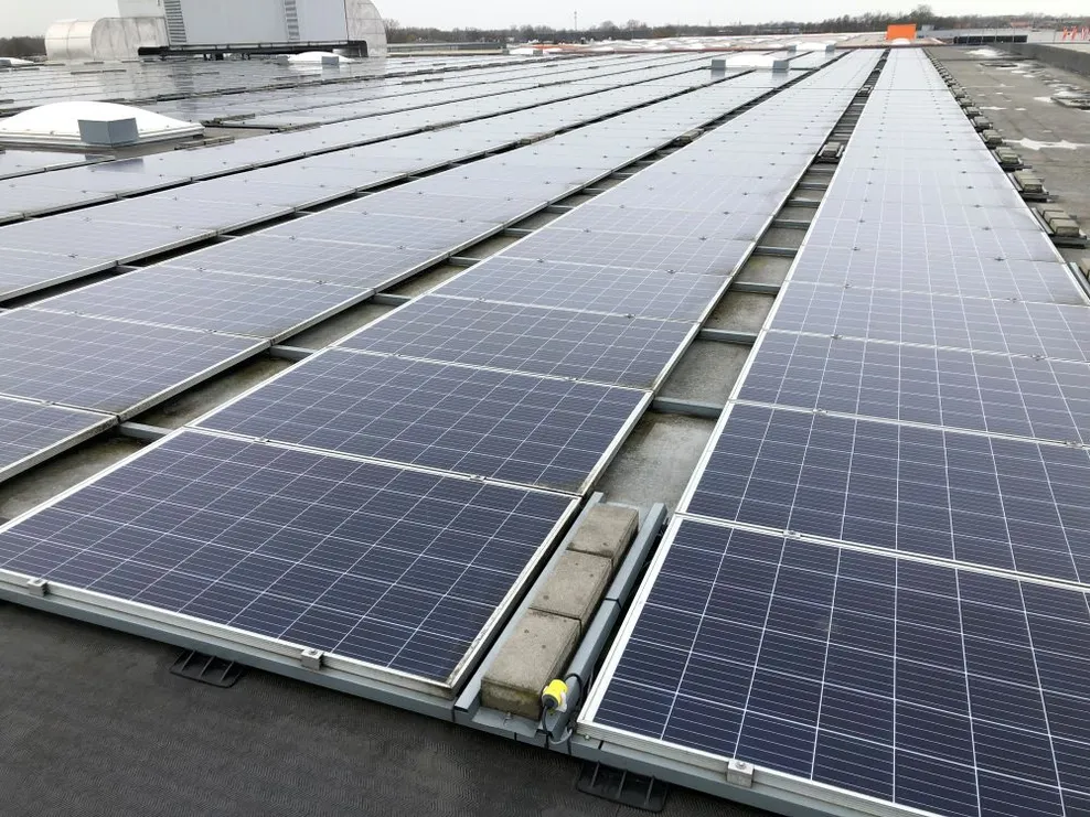 Energiedak plat dak met pv panelen