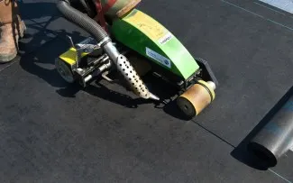Met een hete lucht lasautomaat of handföhn worden de lasverbindingen van Icopal Universal dakbanen gemaakt. Het is belangrijk dat er een brede lasmond met brede roller (beide ca. 80 mm breed) wordt toegepast.